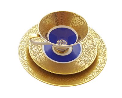 Bavaria trio fincan takımı Blue Beam; pasta tabağı & çay fincanı ve tabağından oluşan üçlü porselen set. Altın işlemeli kenarlarıyla mavinin dansı!
