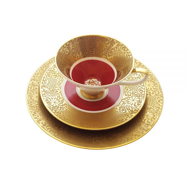 Bavaria trio fincan takımı Red Beam; pasta tabağı & çay fincanı ve tabağından oluşan üçlü porselen set. Altın işlemeli kenarlarıyla kırmızının dansı!