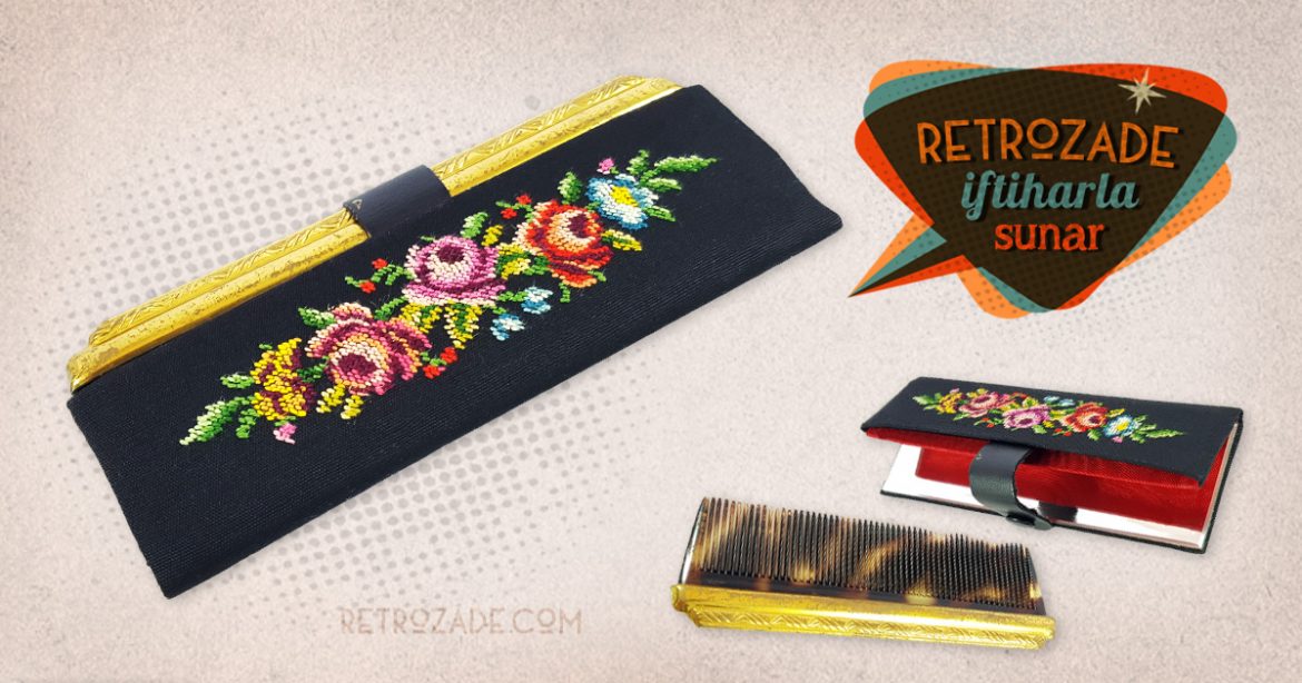 1950-60'lı yıllara ait vintage kumaş üzerine kapağı işlemeli petit point kanaviçe aynalı tarak goldie. Retrozade - Vintage Retro Antika