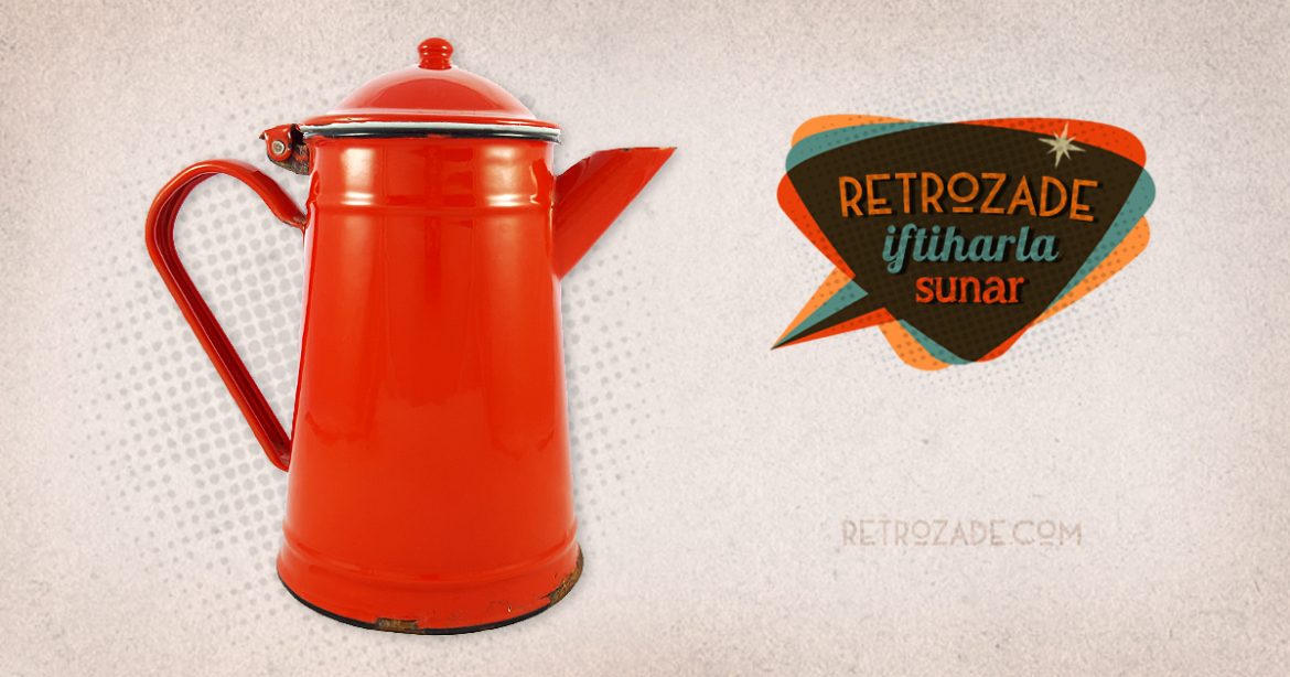 Kırmızı vintage emaye kapaklı kettle Rosso 2L kapasiteli, Ø 13cm. Dışı kırmızı içi beyaz emayedir. Vazo olarak da kullanılabilir. Retrozade - Retro Antika