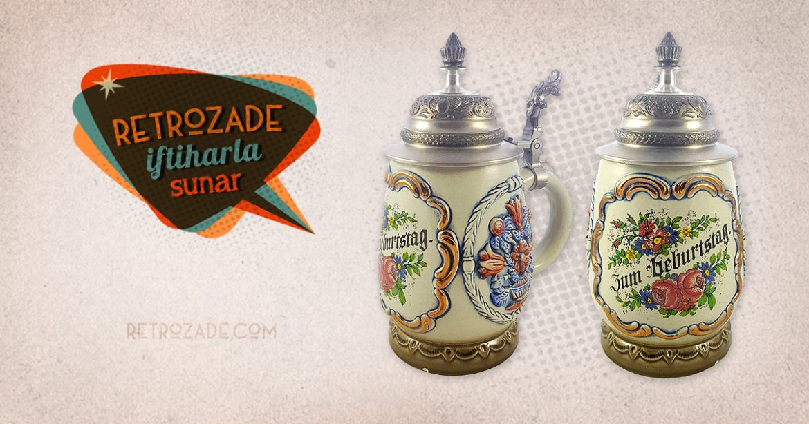 El boyaması seramik alman kapaklı bira kupası işlemeli metal kapağı ve renkli görüntüsüyle eğlenceli bir doğumgünü hediyesi! Retrozade - Vintage Retro Antika