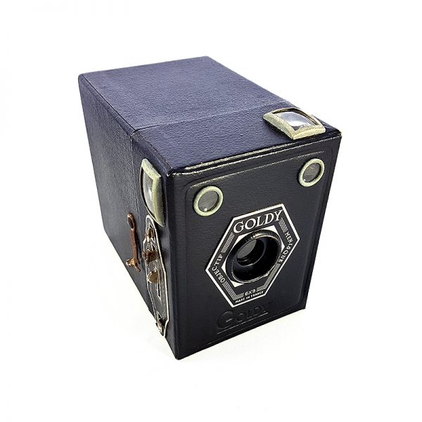 1947'de Fransa'da üretilen Goldstein Goldy Box fotoğraf makinesi 6x9 formatındadır ve 120 roll film ile çalışır. Orijinal kılıfıyla. Retrozade - Vintage