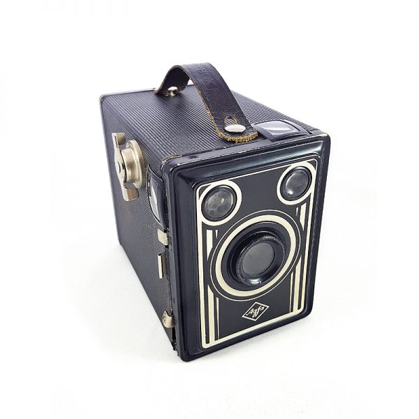 1949 sonrası Almanya Münih üretimi orijinal deri kılıfıyla Agfa Box 50 fotoğraf makinesi. 6x9 Box kamera 120 roll film 100mm fixed focus lens. Retrozade