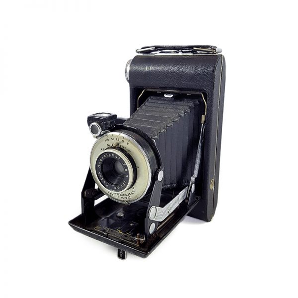 1939-1942 yılları arasında Kanada'da üretilen Kodak Vigilant Six-16 fotoğraf makinesi. Kodak Anastigmat f8.8 / 100mm lens. 616 roll film ile çalışır.