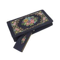 1950'lerden petit point kanaviçe clutch çanta Fleur, kanaviçe işli kılıfında saç tarağı ve aynası ile vintage şıklığı seçenlere. Retrozade - Retro Antika