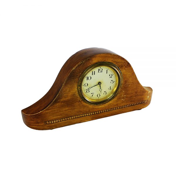 Eski şömine üstü saatleri görünümünde steampunk ahşap masa saati. Kurmalı saat günde sadece iki kere doğruyu göstermektedir. Retrozade - Vintage