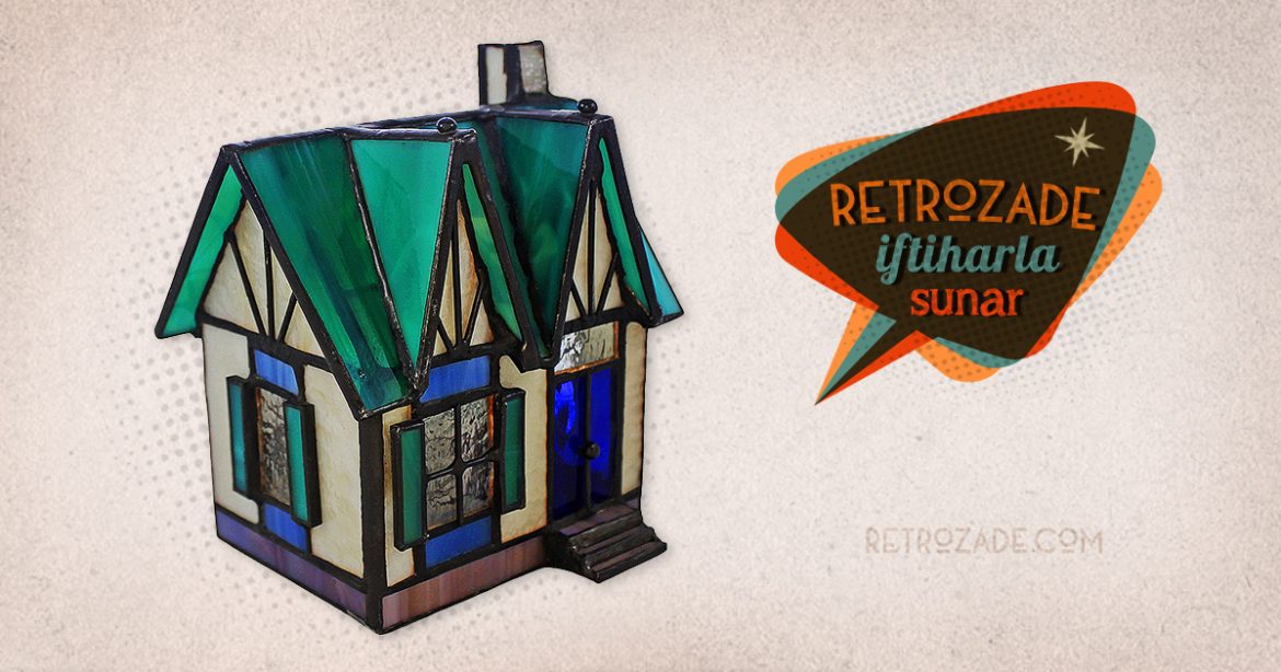 Vintage mavi çatılı ev şeklinde tamamen renkli camdan üretilmiş 0 el yapımı Tiffany masa lambası yeşil. Ampül ürüne dahildir. Retrozade - Vintage Retro Antika