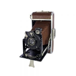 1930 Alman yapımı Welta Körüklü Fotoğraf Makinesi. Weltar Anastigmat 1:6.3 f:9cm lens, Pronto shutter, 6,5x11 format, 116 roll film kullanır. Retrozade