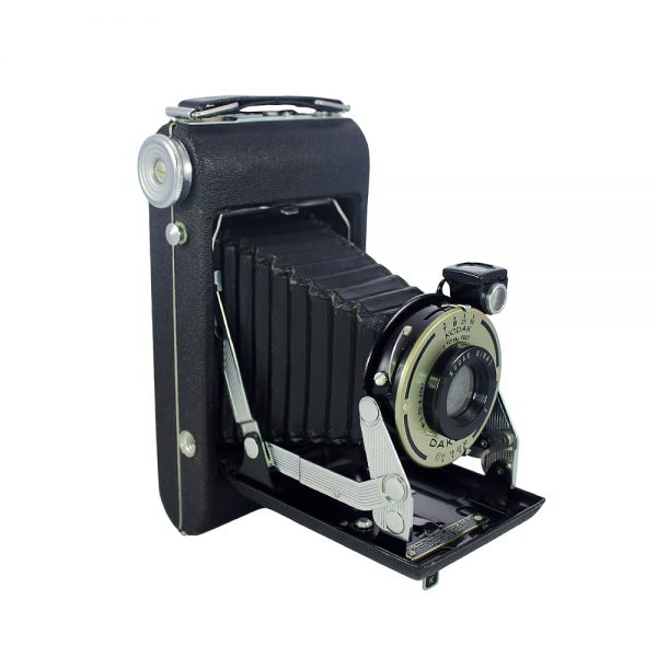 1940 - 48 Amerika üretimi orijinal kutusunda Kodak Vigilant Junior Six-20 6x9 körüklü fotoğraf makinası. Bimat lens ve Dakon shutter. 620 film ile çalışır.