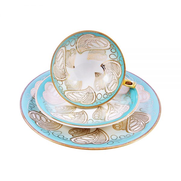 Bavaria trio fincan takımı Yaprak; pasta tabağı & çay fincanı ve tabağından oluşan üçlü porselen set. Canlı rengiyle çok farklı bir keyif!