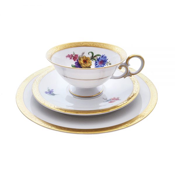 Bavaria trio fincan takımı Cordoba; pasta tabağı & çay fincanı ve tabağından oluşan üçlü porselen set. Floral deseniyle çok şık! Retrozade - Vintage