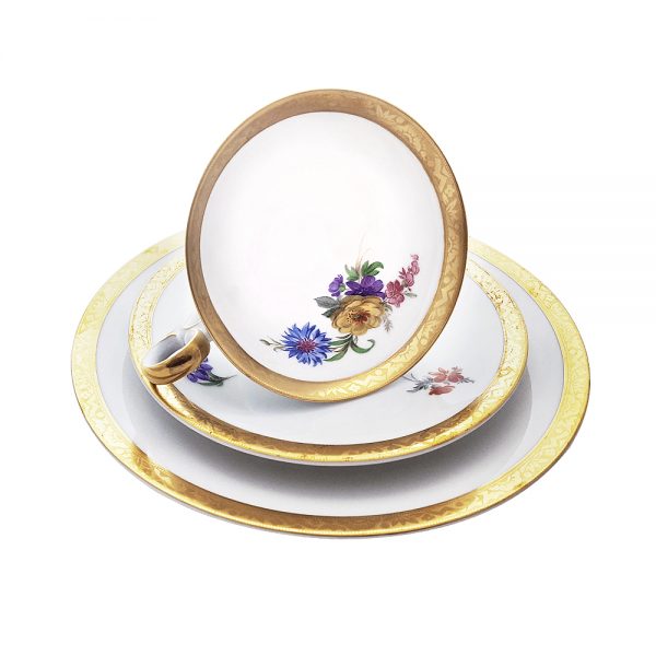 Bavaria trio fincan takımı Cordoba; pasta tabağı & çay fincanı ve tabağından oluşan üçlü porselen set. Floral deseniyle çok şık! Retrozade - Vintage