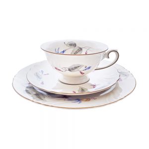 Bavaria trio fincan takımı Mina; pasta tabağı & çay fincanı ve tabağından oluşan üçlü porselen set. Küpe çiçekleriyle çok renkli ve şık! Retrozade - Vintage
