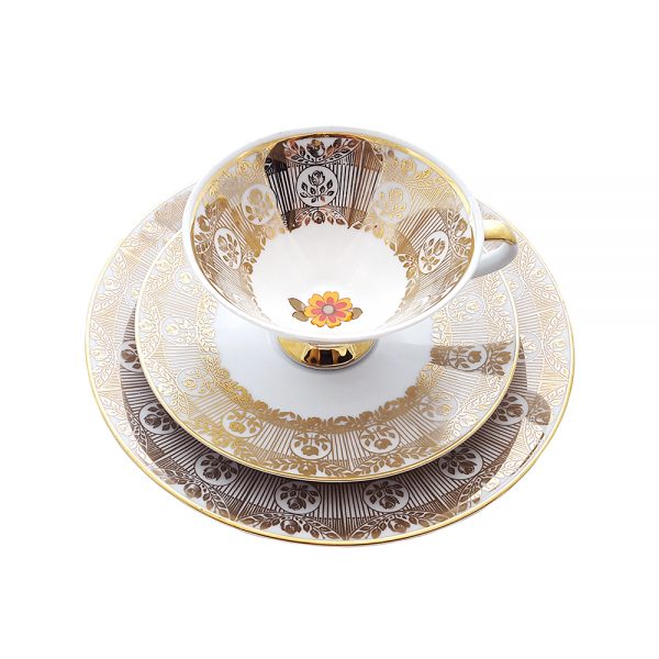 Bavaria trio fincan takımı Anna; pasta tabağı & çay fincanı ve tabağından oluşan porselen set. Altın kenarları ve retro çiçekleriyle çok vintage! Retrozade