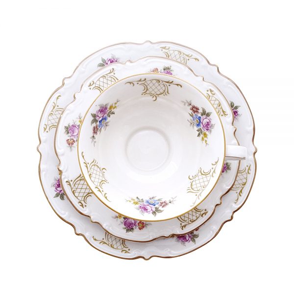 Bavaria trio fincan takımı Iris; pasta tabağı & çay fincanı ve tabağından oluşan porselen set. İşlemeli kenarları ve çiçeklerle çok şık! Retrozade Vintage