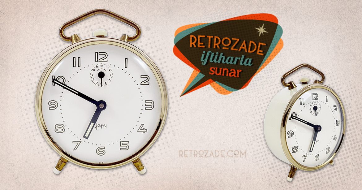 Kurmalı vintage çalar saat Sary, mütevazi bünyesinde çok hatıralar barındıran minik açık sarı/krem çalar saat! Retrozade - Vintage Retro Antika