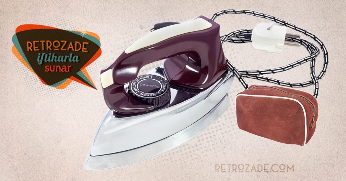 Rowenta mini bordo ütü, 1970lerden seyahat boyu bordo renk ütü, süet çantasıyla çok vintage ve dekoratif! Retrozade - Vintage • Retro • Antika
