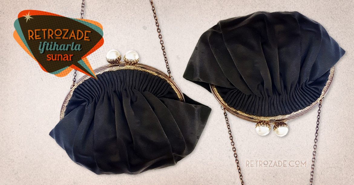 1950'lerden vintage Fransız el yapımı çanta Pearla; tamamen el yapımı, mini boy, şık metal zincir ve inci klipsiyle vintage şıklığı seçenlere Retrozade'den!