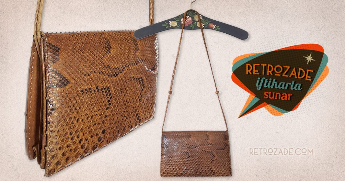 Vintage yılan derisi çanta tamamen el yapımı, içi dışı %100 deri, şık taba rengi ve el örgüsü askısıyla çok demode! Retrozade - Vintage Retro Antika