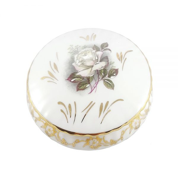 Limoges porselen retro mücevher kutusu; kenarları altın işlemeli, beyaz gül sevenlere.. Şekerlik olarak da kullanabilirsiniz!✨Retrozade✨Vintage•Retro•Antika
