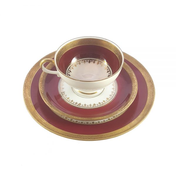 Bavaria trio fincan takımı Rouge; pasta tabağı & çay fincanı ve tabağından oluşan porselen set. Altın yaldızlı kenarlarıyla bordonun aşkı Retrozade'de!