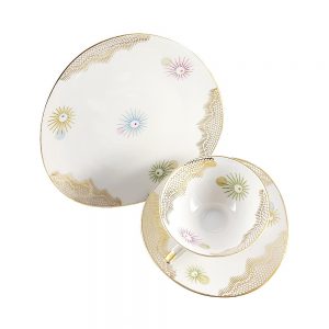 Bavaria trio fincan takımı Sputnik; pasta tabağı & çay fincanı ve tabağından oluşan porselen set. Retro designıyla göz dolduran vintage Retrozade'de!