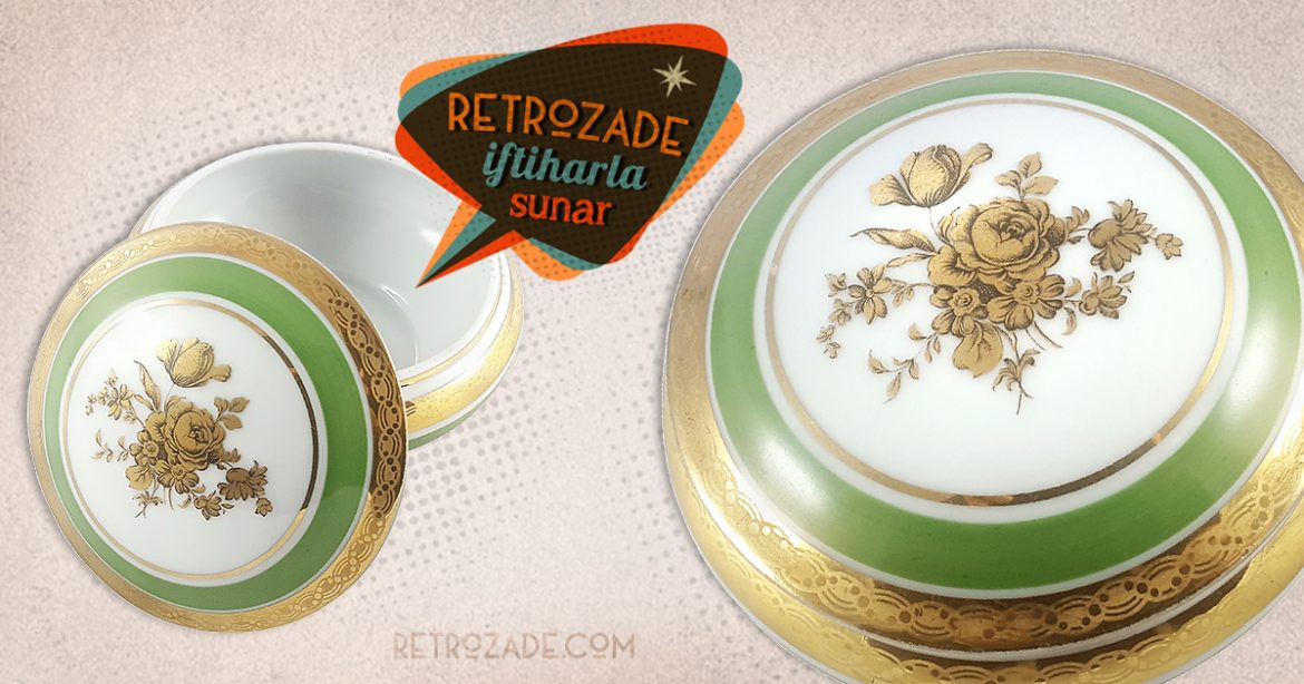 Yeşil Limoges porselen mücevher kutusu; kenarları altın işlemeli, gold gül desenli ve mükemmel kondisyonda... Şekerlik olarak da kullanabilirsiniz!✨Retrozade✨Vintage • Retro • Antika