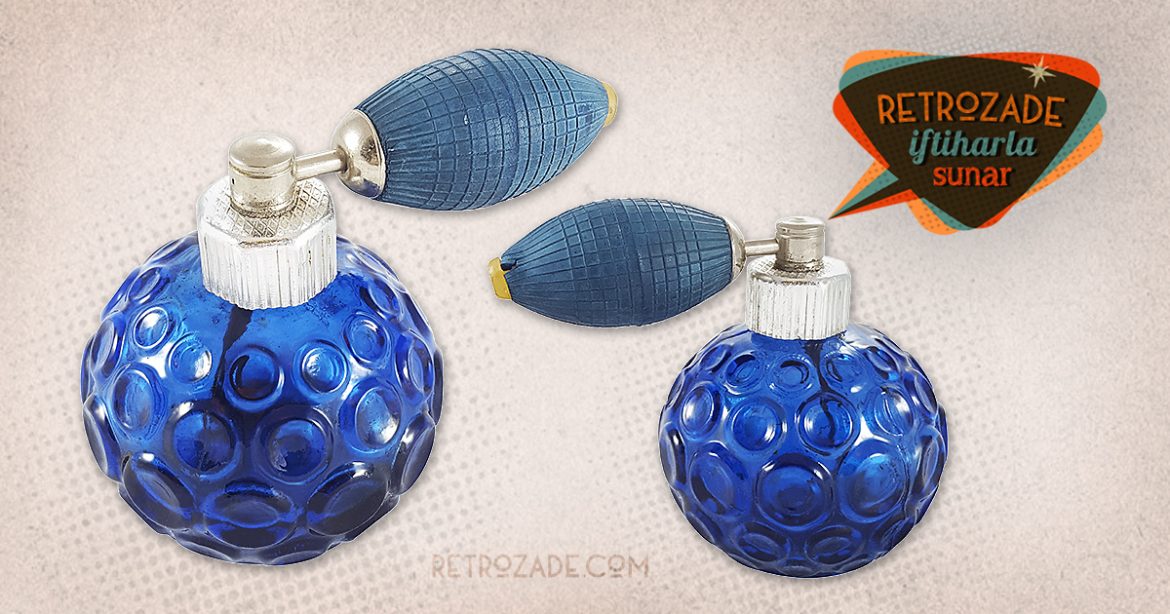 Mavi cam retro parfüm şişesi; dairesel vantuzlarıyla ahtopotu çağrıştıran designıyla çok farklı pompalı vintage atomizer! Retrozade ✨ Vintage • Retro • Antika