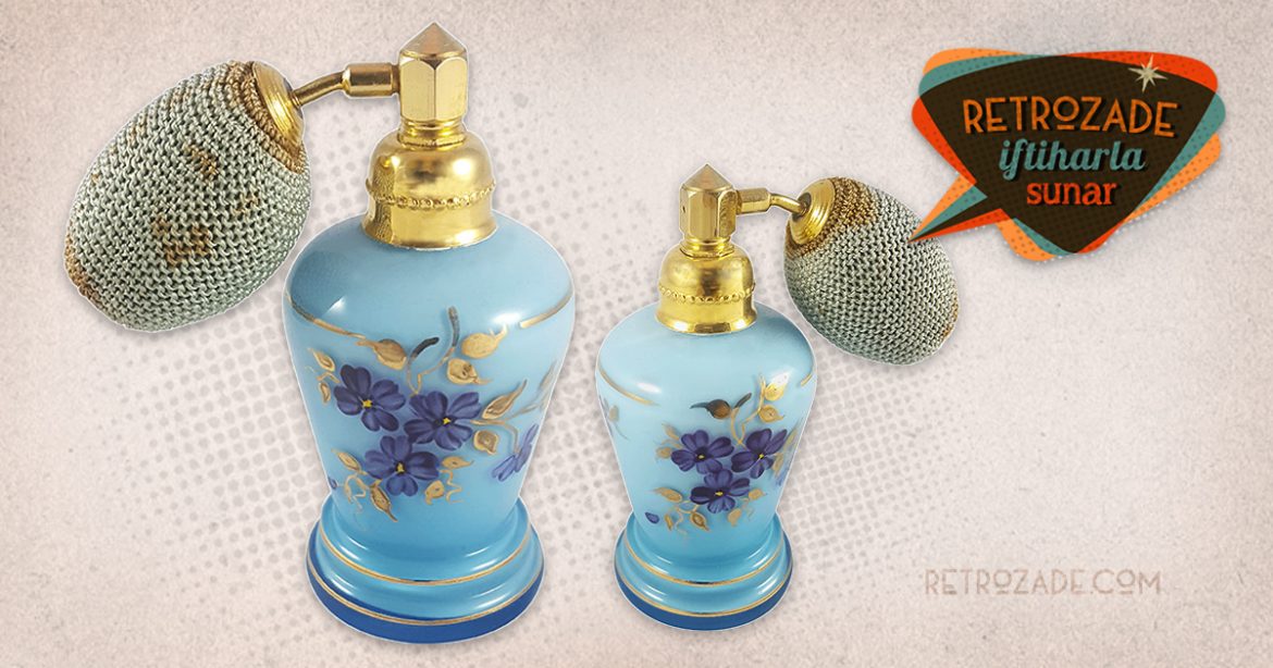 Mavi el boyama parfüm şişesi; mavi çift cam üzeri el boyama çiçekleriyle, İspanya'dan, çok estetik, pompalı atomizer! Retrozade ✨ Vintage • Retro • Antika
